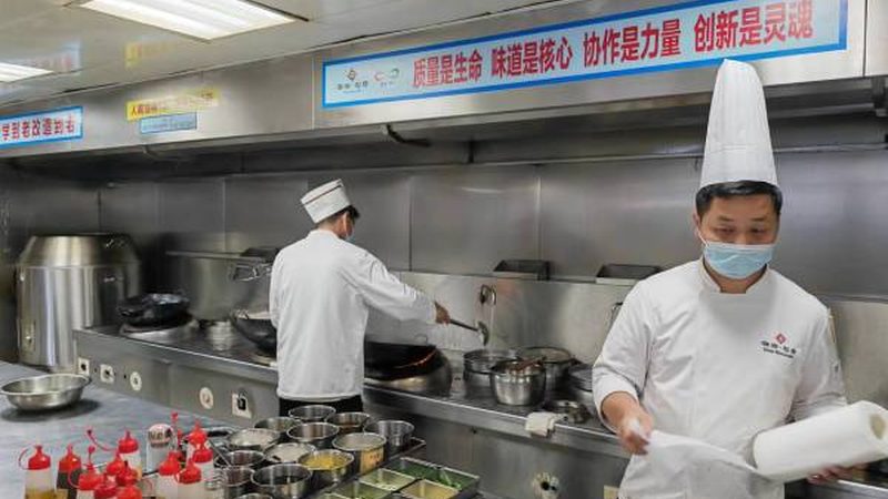 在开始安装膨化食品机械之前，首先要确保安装现场符合机械安装的要求。这包括：